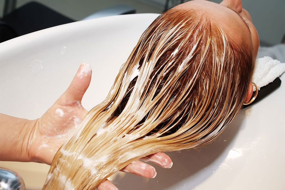 Як змити фарбу з волосся