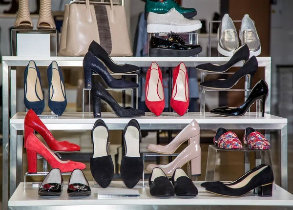 Крокуючи в стилі: світ жіночого взуття